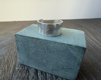 Anillo de puño martillado en plata de ley, 3/8" de ancho, anillo de plata grueso