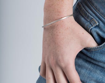 Pulsera fina de plata de ley, 2 mm cuadrados, acabado mate cepillado