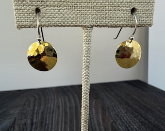 Pendientes pequeños de latón, forma de disco martillado con alambres de plata de ley, 1/2”