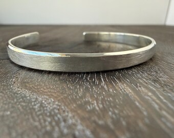 Brazalete de plata de ley, acabado cepillado con borde biselado, 3/16"