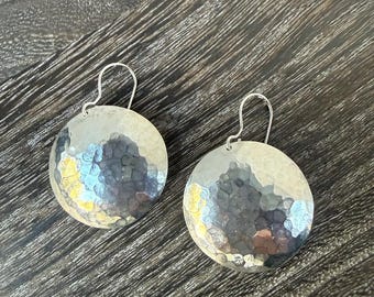 Pendientes de plata de ley martillados