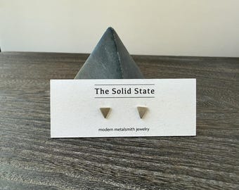 Pendientes triangulares en plata de ley con acabado mate cepillado, 4 mm