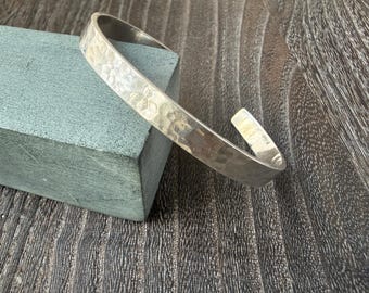 Brazalete de plata de ley con acabado martillado, de 3/16" de ancho, para hombre y mujer.
