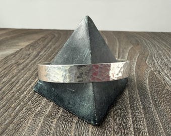 Brazalete de plata de ley con acabado martillado, 5/16" de ancho, para hombre y mujer.