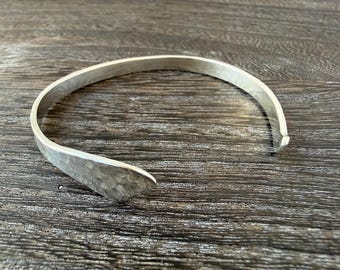 Pulsera de plata de ley martillada, forma orgánica
