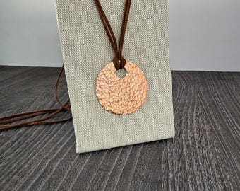 Collar colgante de cobre martillado sobre cordón de gamuza, colgante de disco de 1,5"