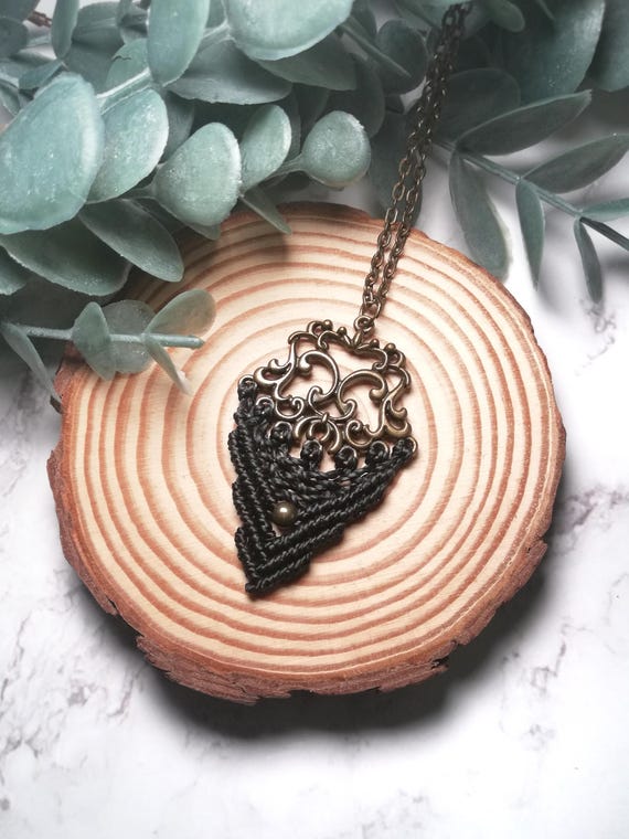 BLACK BAROQUE - Macrame pendant