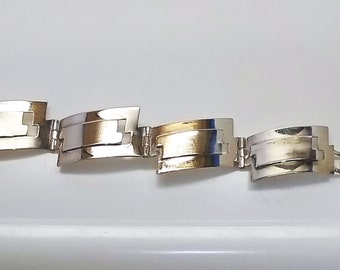 Elegant modernist silver bangle / bracelet European or Scandinavian