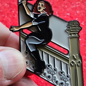 Épinglette coulissante en émail magenta : image d'horreur rock et distorsion dans le temps