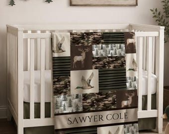 Personalisierte Minky-Decke, Waldtarnmuster mit Hirschen und Enten, Geschenk fürs Babyzimmer (Jungen)