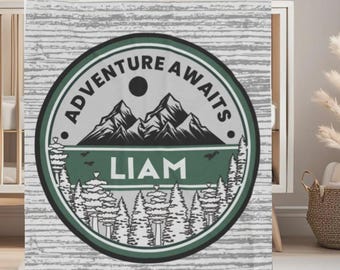 Coperta personalizzata "Avventura attende", coperta per neonati in montagna, coperta personalizzata con nome, asilo nido nella foresta, regalo per baby shower, verde