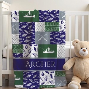 Cobertor Minky para Bebê Menino, Cobertor para Bebê Pescador, Cobertor Personalizado com Nome de Bebê, Presente Personalizado para Chá de Bebê, Berçário Woodland, Pescador, Azul e Verde