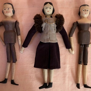 Antique jointed wooden sisters