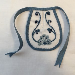 Embroidered doll&#39;s pocket