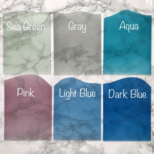 K&ouml;nnte beinhalten: Sechs Farbmuster mit abgerundeten Kanten, die die Farben Seegr&uuml;n, Grau, Aqua, Rosa, Hellblau und Dunkelblau zeigen.