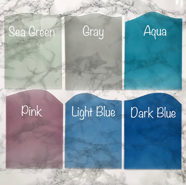 K&ouml;nnte beinhalten: Sechs Farbmuster mit abgerundeten Kanten, die die Farben Seegr&uuml;n, Grau, Aqua, Rosa, Hellblau und Dunkelblau zeigen.