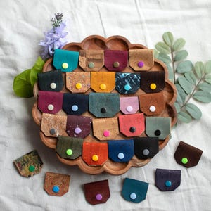 Organizador de cables de corcho (más de 30 colores) - Organizador de cables sostenible, regalo tecnológico para viajes