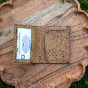 Cartera plegable delgada de corcho color almendra: cartera vegana ecológica para hombre, ligera y duradera. Un regalo ideal.