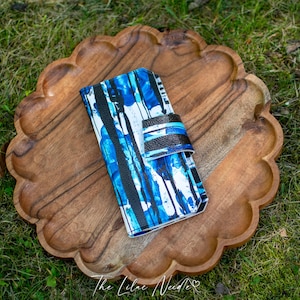 Billetera alta plegable de vinilo azul, negro y blanco / Billetera delgada para dama con 10 ranuras para tarjetas / Regalo único, lista para enviar