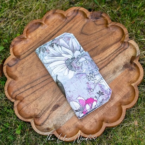 Tarjetero alto plegable con 10 ranuras para tarjetas, diseño floral fino de vinilo en blanco, negro y rosa para dama, listo para enviar.