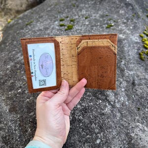 Cartera fina plegable de corcho - Color canela y corcho natural / Cartera vegana y ecológica para hombre / Regalo para él / Ligera y duradera