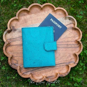 Cartera para pasaporte de CORK - Cartera de viaje - Azul Bahama y natural con interior dorado - Doble compartimento para pasaporte - Regalo de viaje