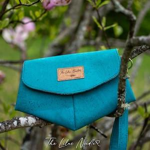 Cartera de mano de corcho azul Bahama con ranuras para tarjetas / Monedero pequeño moderno hecho a mano / Bolso único para ocasiones especiales con forro floral