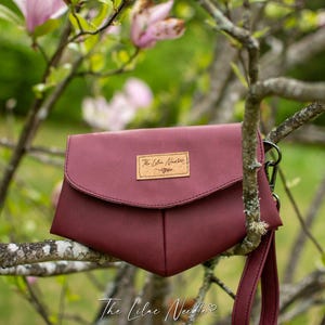Cartera de mano de piel sintética color granate con ranuras para tarjetas / Monedero pequeño moderno hecho a mano / Bolso único para ocasiones especiales con forro floral
