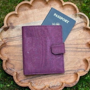 Cartera para pasaporte de CORK - Cartera de viaje - Color ciruela y natural con interior dorado - Doble compartimento para pasaporte - Regalo de viaje