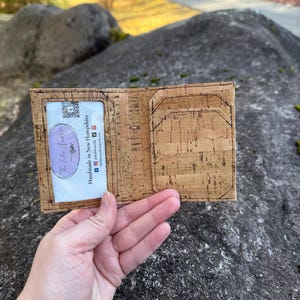 Cartera delgada de corcho plegable - Cartera vegana, ecológica y natural para hombre. Regalo ideal. Ligera y duradera.