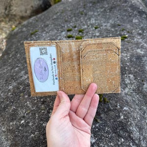 Cartera delgada de corcho plegable - Plata grabada natural / Ecológica / Vegana / Cartera delgada plegable para hombre / Regalo para él / Ligera y duradera
