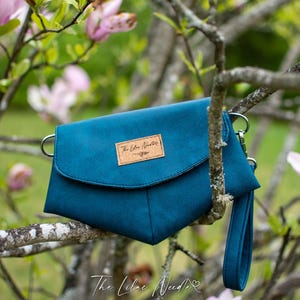 Cartera de mano de piel sintética azul verdoso con ranuras para tarjetas / Monedero pequeño moderno hecho a mano / Bolso único para ocasiones especiales con forro floral