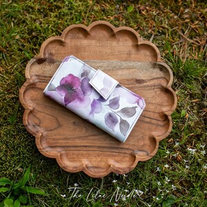 Tarjetero plegable alto de vinilo floral fino con 10 ranuras para tarjetas, un regalo moderno para damas.