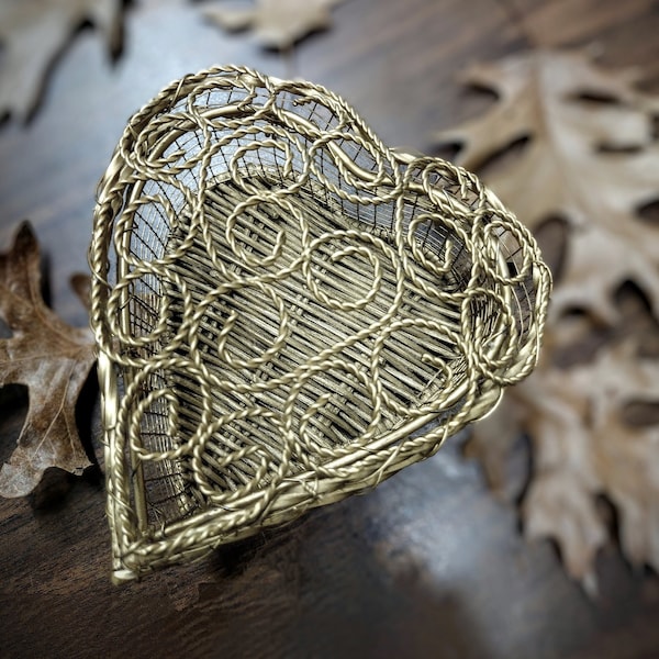Filigree Golden Heart Basket Jewelry Box Knick-knack Storage Holder Spiral Wire Weaved Giftware Decor Birthday Valentine's Day Gift For Her