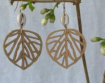 LILOU big graphic wood earrings with cowrie shells