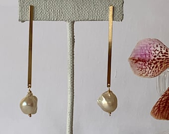 KATERINA mini baroque pearl bar earrings