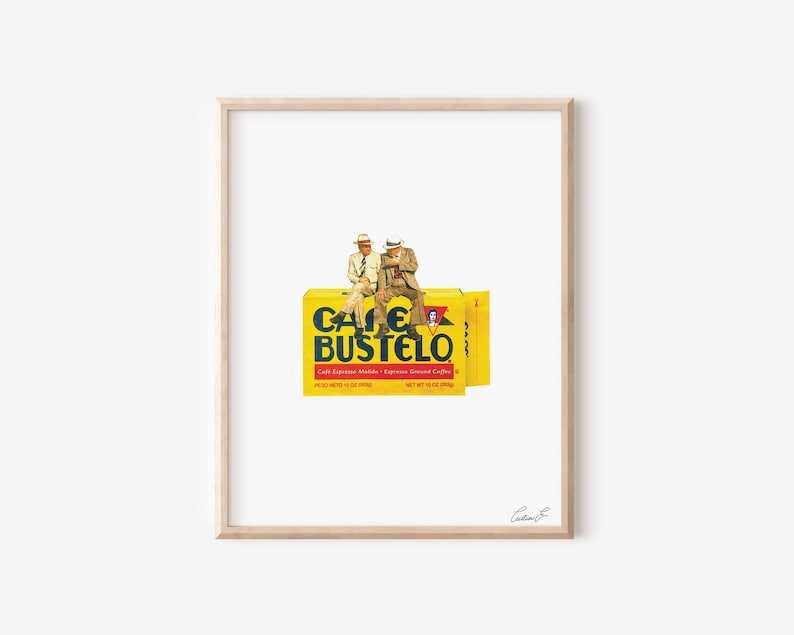 Pode incluir: Dois homens com chap&eacute;us de cowboy e roupas de vaqueiro est&atilde;o sentados em cima de uma caixa amarela de caf&eacute; Cafe Bustelo. A caixa tem texto vermelho e branco que diz "Cafe Bustelo" e "Cafe Expresso Molido - Espresso Ground Coffee".
