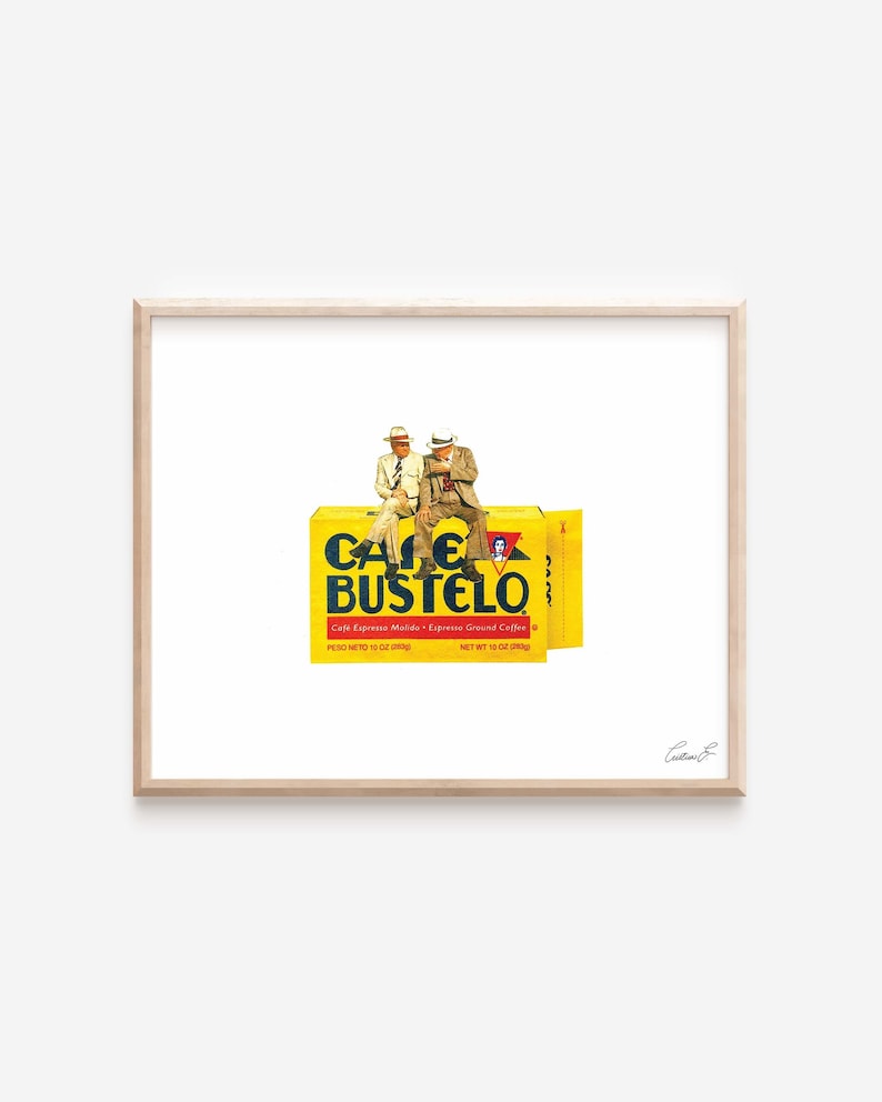Pode incluir: Dois homens com chap&eacute;us brancos e roupas de cor clara est&atilde;o sentados em cima de uma caixa amarela de Caf&eacute; Mo&iacute;do Espresso Cafe Bustelo. A caixa tem o texto "Cafe Bustelo" em letras pretas e vermelhas. O texto "Cafe Espresso Molido - Espresso Ground Coffee" est&aacute; impresso em letras pretas na caixa. A caixa tamb&eacute;m tem o texto "Peso Neto 10 oz" e "Net Wt 10 oz (283g)" impresso em letras pretas.