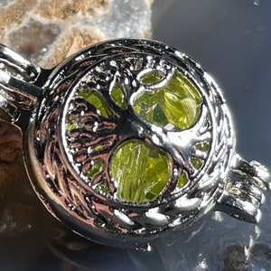 Small Uranium Tree Necklace Fluorescent UV Vaseline Glass Celtic Style Pendant Druid Green Yggdrasil World Tree Pagan Wiccan Locket Jewelry