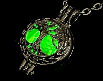 Small Uranium Tree Necklace Fluorescent UV Vaseline Glass Celtic Style Pendant Druid Green Yggdrasil World Tree Pagan Wiccan Locket Jewelry