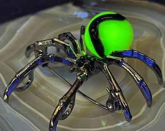 Uranium Spider Broche Spooky Arachnid Vaseline Glas Halloween Goth UV-reactief vintage glas marmeren hoed tas revers pin hanger.