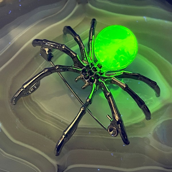 Uranium Spider Brooch Spooky Arachnid Vaseline Glass Halloween Goth UV reactive vintage glass marble hat bag lapel pin pendant.
