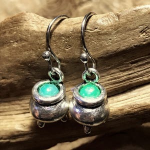 Pendientes de caldero de bruja de vidrio de uranio, reactivos a los rayos UV