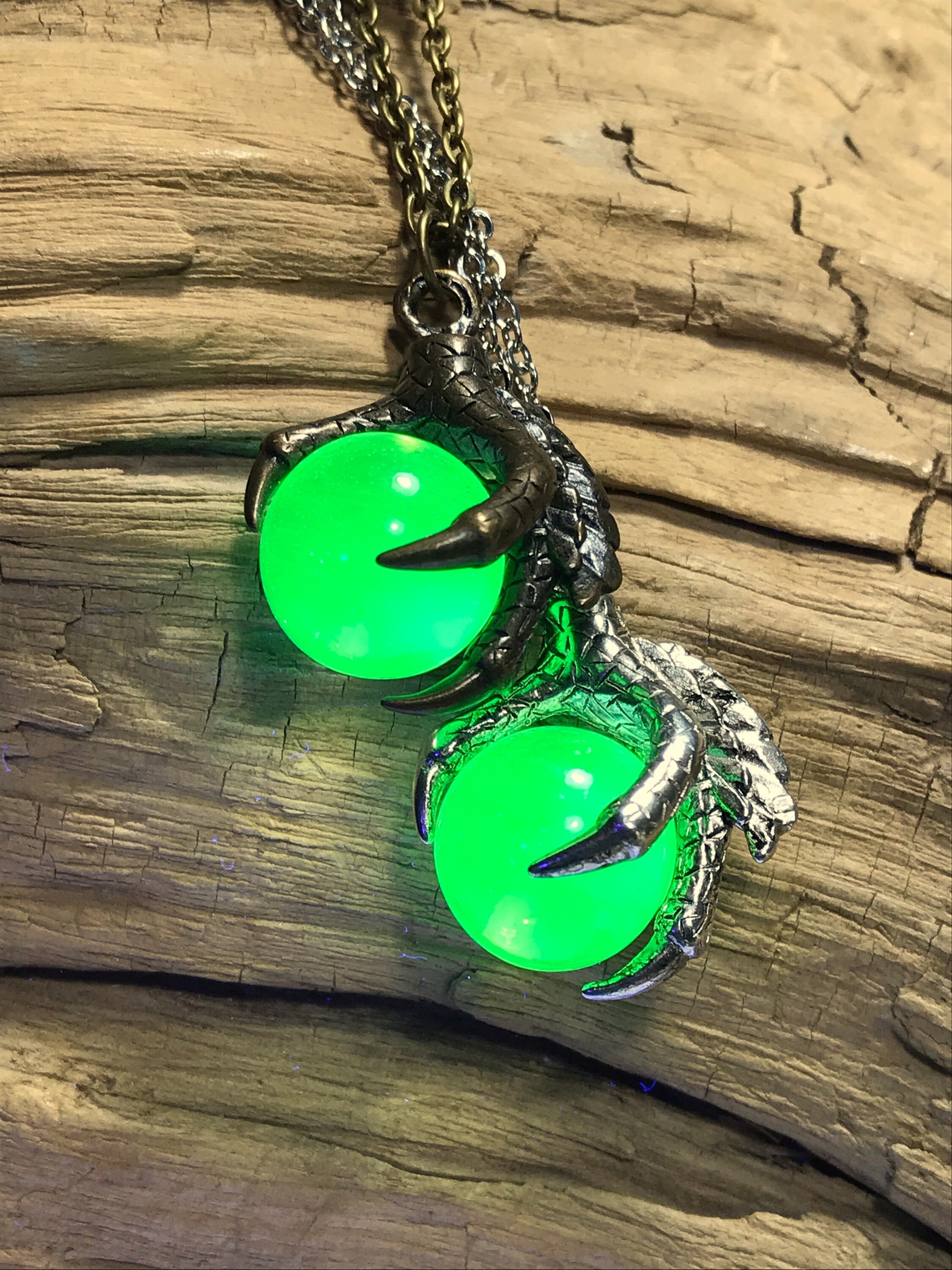 ウランガラスドラゴンクローペンダントヴィンテージUV反応性ヴァセリン