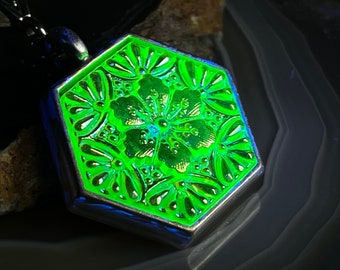 Hexagone Uranium Glass Floral Pendentif collier Iridescent UV réactif Vaseline Verre Fleur Géométrique Flocon de neige Fluorescent Bijoux brillants