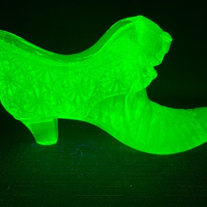 Degenhart Emerald Green Uranium Glass Shoe Daisy Button Art Glass Cat head women's boot heels collectable vintage figurine