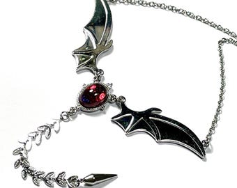 Collar con alas de dragón de cristal opalino "Aliento de Dragón" y acero inoxidable.