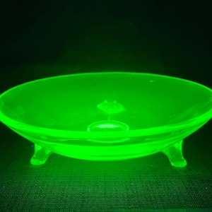 Vintage Footed Bowl Uranium Glass Simple Green UV reactive Fluorescent Vaseline Glass Decor Accessory Vintage Antique Collectable