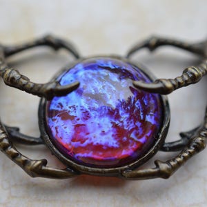 Collar de cristal de ópalo Aliento de Dragón, cuervo, garra de pájaro, garra, ópalo de fuego mexicano rojo, azul, morado, piedra de nacimiento de octubre, steampunk, gótico, bronce