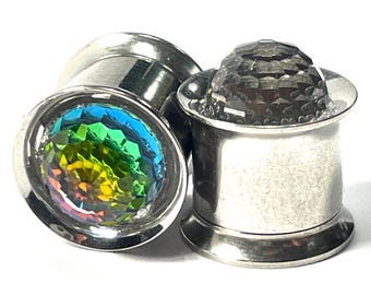 Puede incluir: Dos expansores de oreja plateados con acentos de cristal arcoíris y transparentes. Los expansores están hechos de acero quirúrgico y están disponibles en una variedad de tamaños.